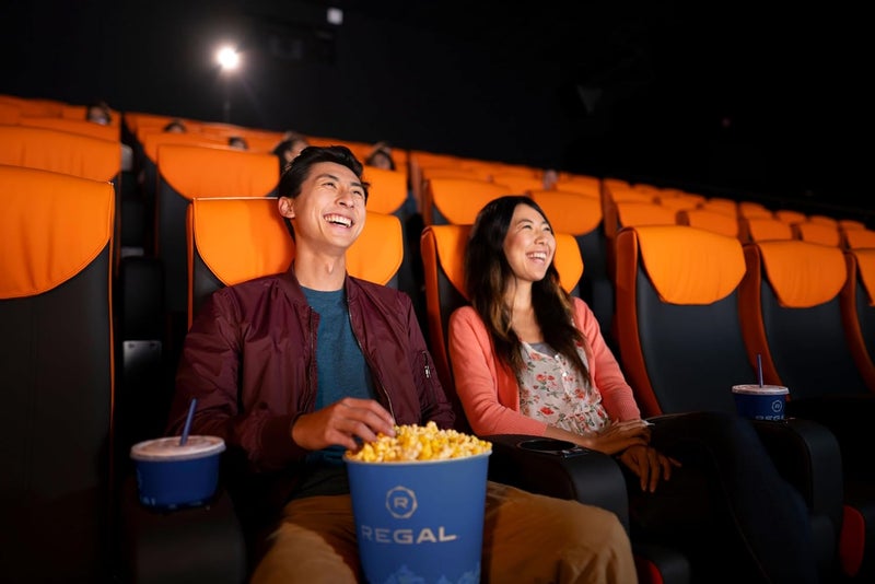 Wonderbox صندوق هدايا ريجال السينمائي – 2 تذاكر، 2 مشروبات و 2 حلوى – تجربة ليلة سينمائية لشخصين – صالحة في 425 موقع ريجال في الولايات المتحدة - Image 4